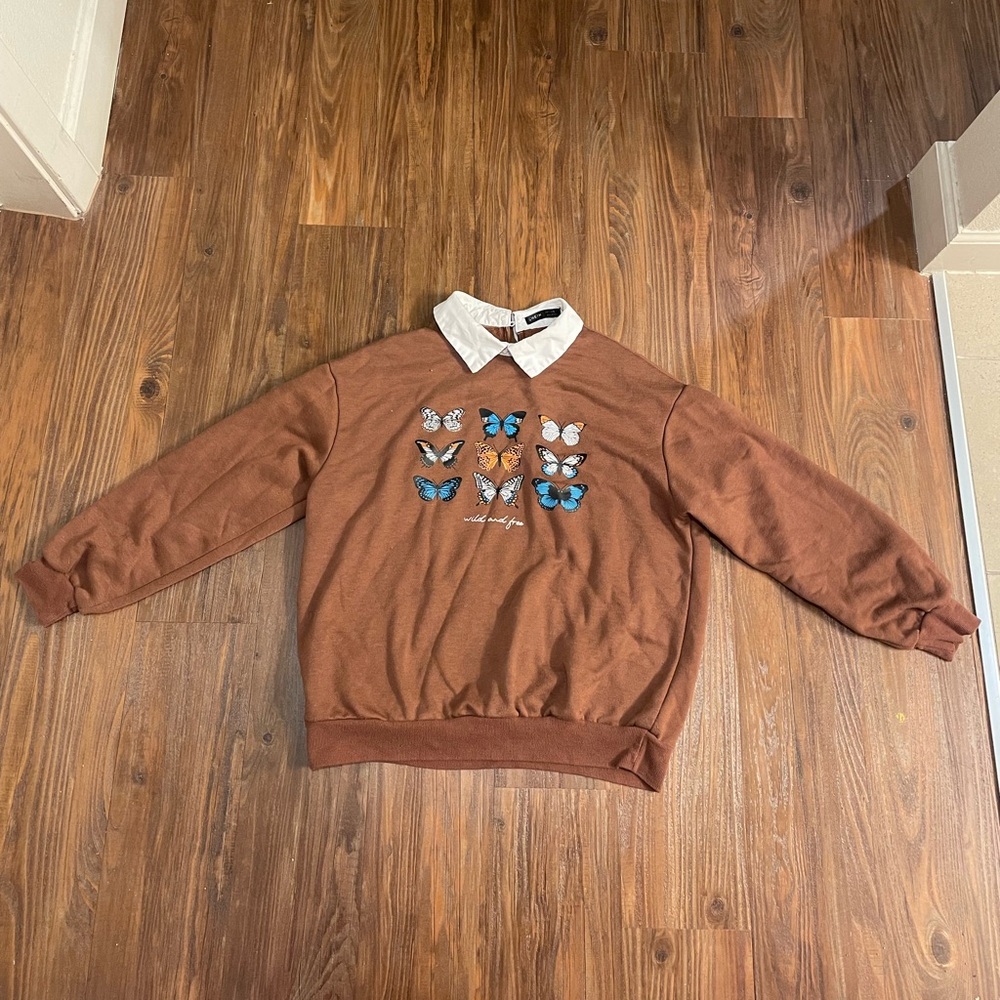 Brown crewneck with white embedded collar. Butterflies on the front. Size S
